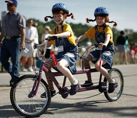Мальчики близнецы на велосипедах 
