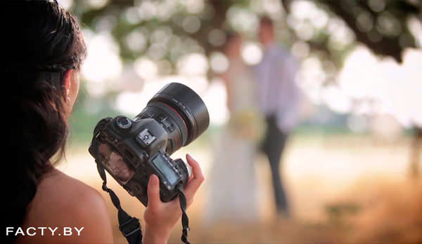 Свадебная фотосъёмка фотограф  снимает молодоженов 