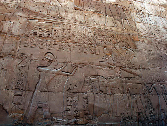 Древние надписи обнаруженные на стенах пирамид 
