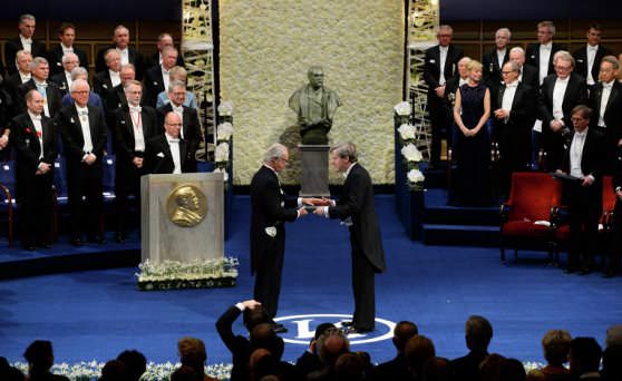Лауреат рожденный в феврале получает Нобелевскую премию 