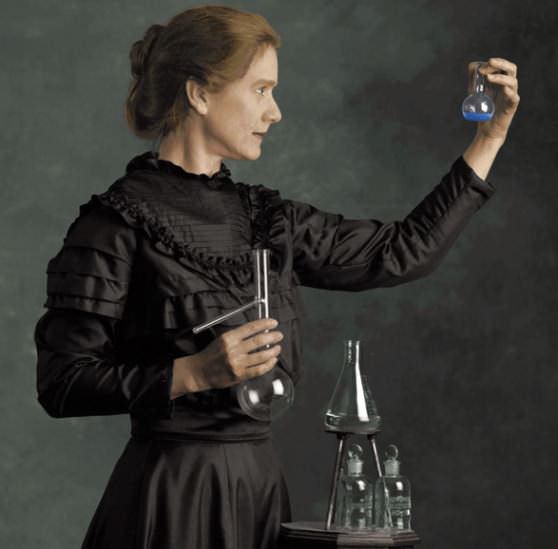 Мария Кюри получила Нобелевскую премию после открытий в химии 
