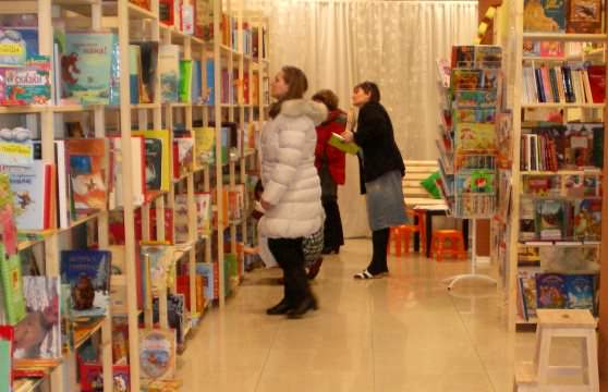 Библиотека где взрослые люди выбирают книги для чтения