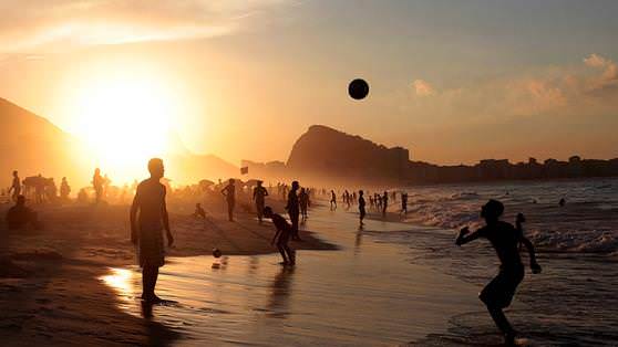 Люди играют в волейбол на пляже