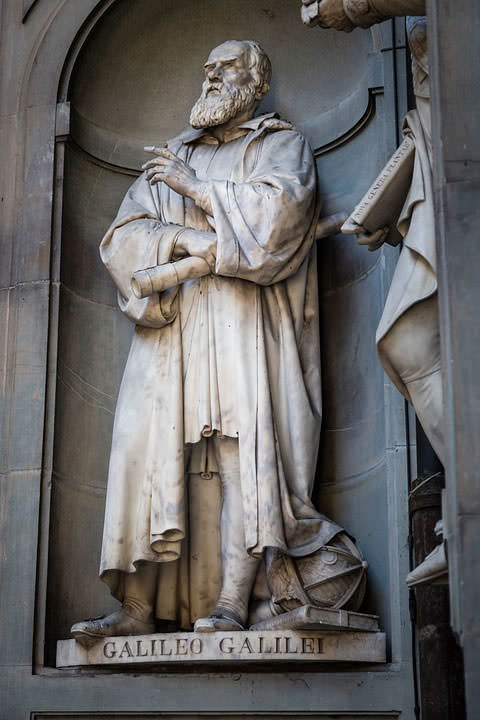 Памятник Галилео Галилей установленный во Флоренции Италия 