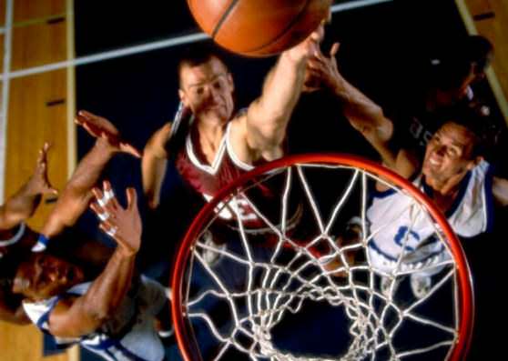 баскетболисты забрасывают мяч в сетку