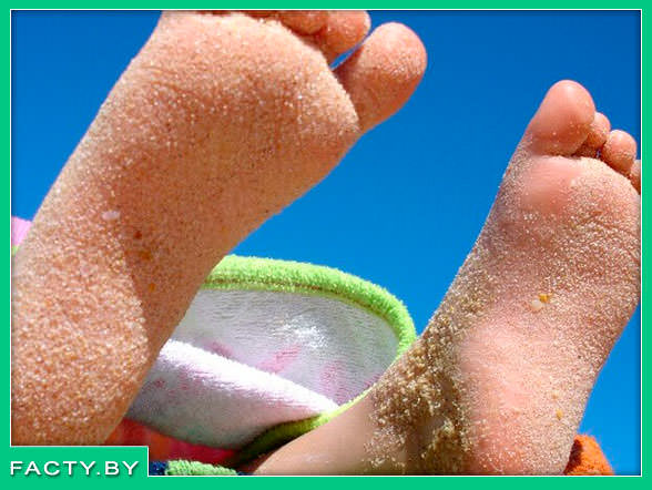 Ноги ребенка в песке после песочной терапии 
