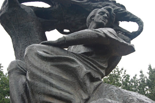 Памятник Шопену в Польше