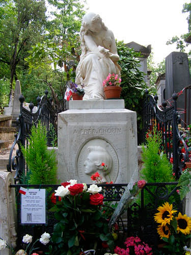 Памятник Шопену всегда полон свежих цветов