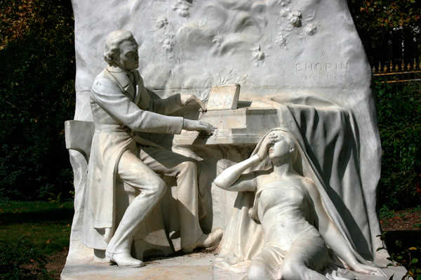 Памятник Шопену где девушка прикрывает руками лицо