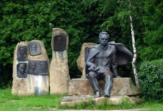Скульптура Ивану Франко в парке где он раньше катался на велосипеде