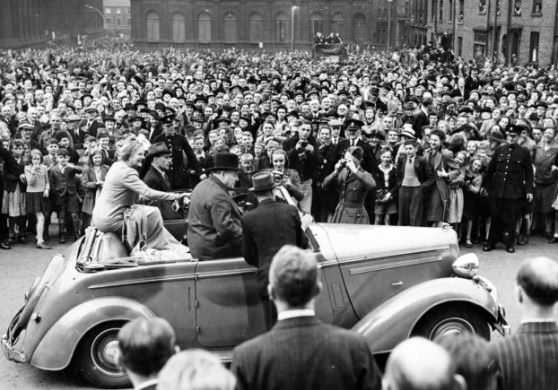 Черчилль едет на машине, а вокруг ликует народ