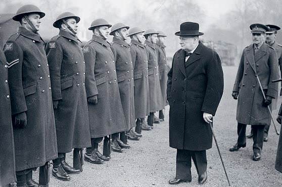Черчилль перед солдатами 