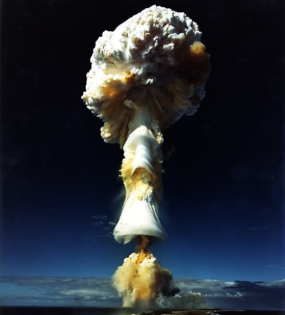 Взрыв атомной бомбы которая появилась благодаря Эйнштейну 