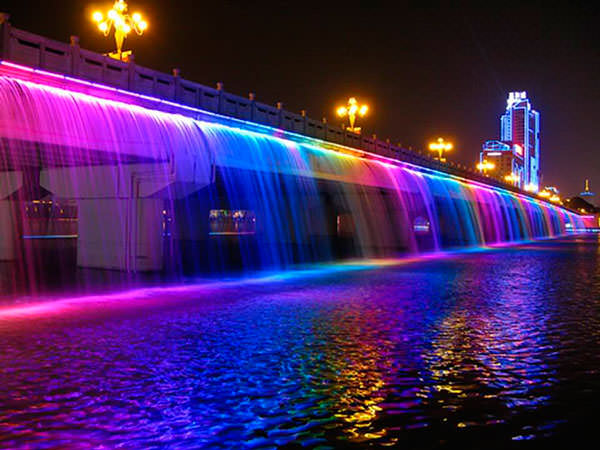 Мост с фонтаном в Сеуле 