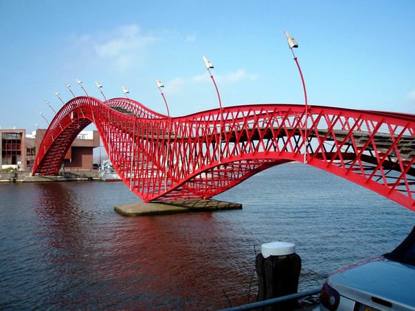 Мост Питон в Амстердаме изогнутой формы