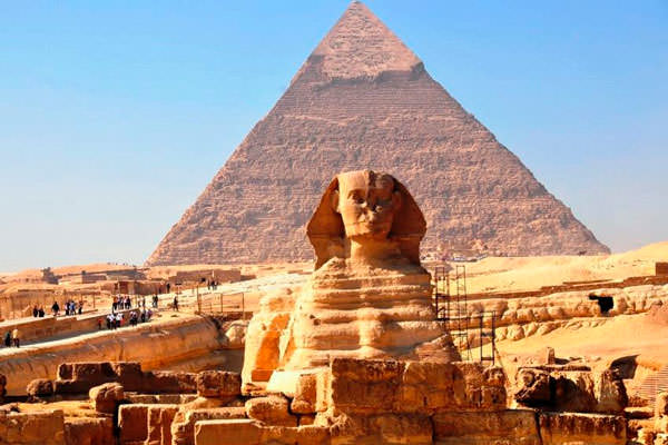 Огромные камни из которых построена пирамида