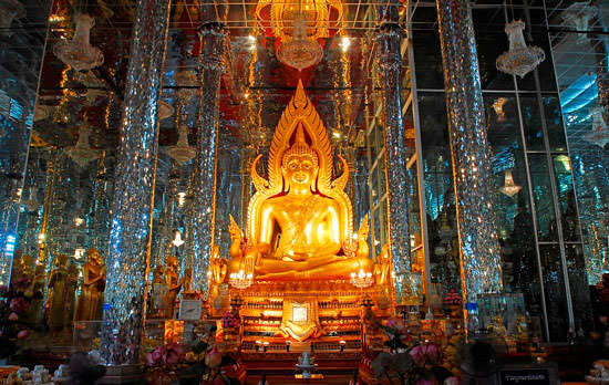 Красивый Зеркальный Храм Wat Tha Sung