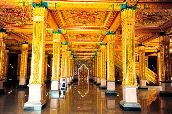 Зеркальный Храм Wat Tha Sung с большими колоннами