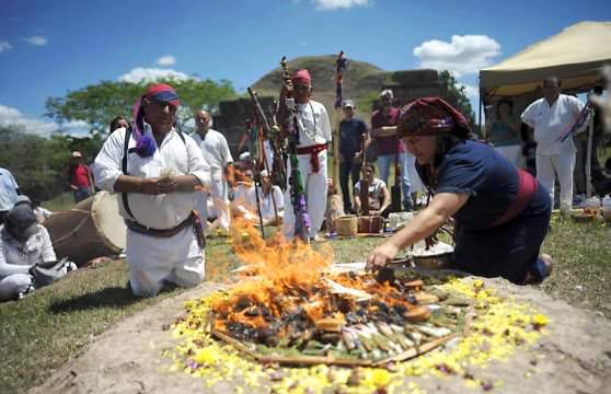Племя майя готовит лекарства 