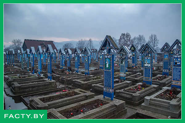 Кресты-памятники на необычном кладбище в Румынии