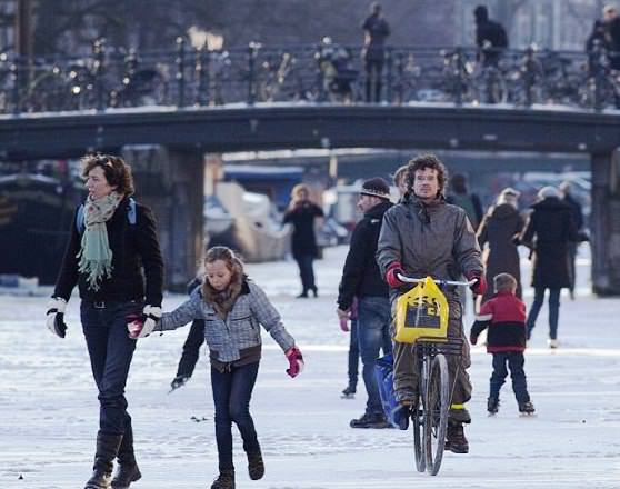 Жители Нидерландов зимой без шапок