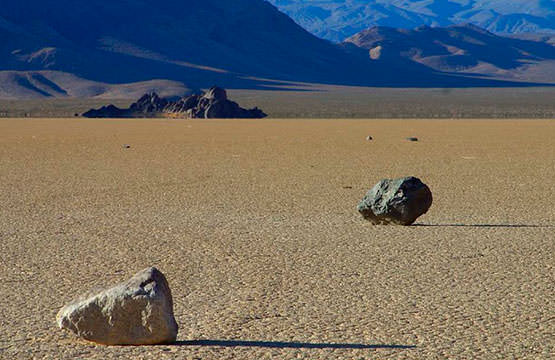 Блуждающие камни в пустыне, камни двигаются сами по себе