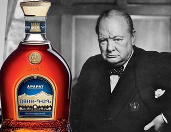 Черчилль пьет коньяк