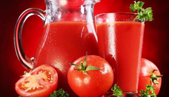 Свеже выжатый томатный сок из помидоров