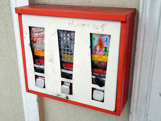 Купить жевательную резинку в уличном автомате