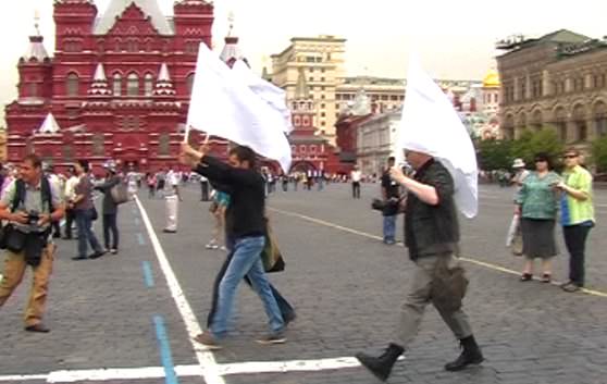 Люди держат белый флаг