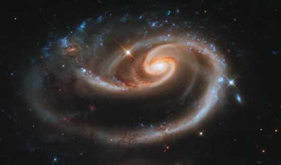 Огромная галактика поглощает маленькие 