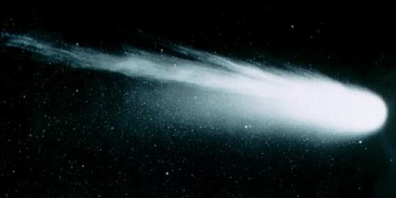 Летящая комета в Космосе 