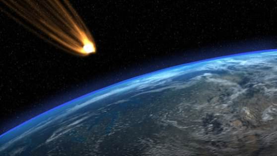 Комета пролетающая близко возле Земли 