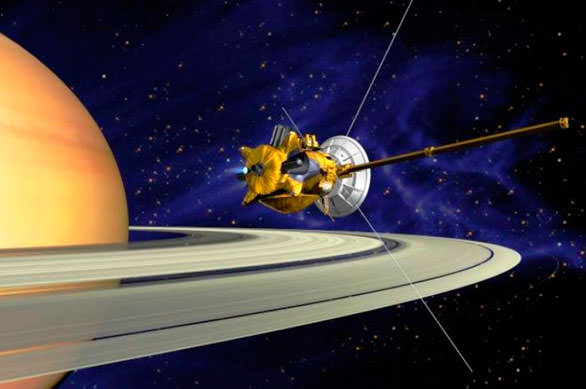 Космический корабль с планеты Земля на орбите Сатурн изучает планету