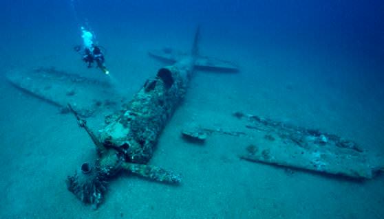 Затонувший самолет в Бермудском треугольнике 