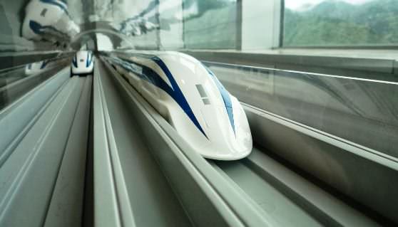 Современный скоростной поезд движется с огромной скоростью 