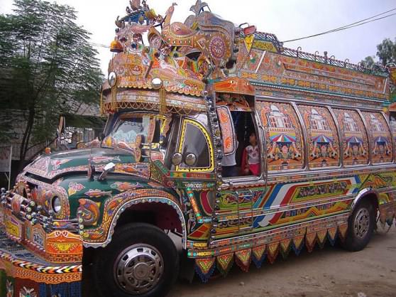 Интересный автобус в Пакистане для детей