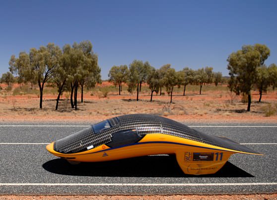 Автомобиль с электрическим мотором на солнечных батареях 