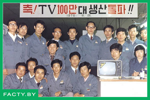 Коллектив компании Samsung в 70-х годах