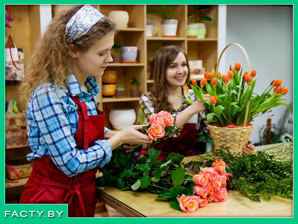 девушки оформляют букеты цветов для доставки на дом