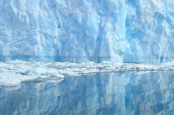 Огромные глыбы льда в Антарктиде 