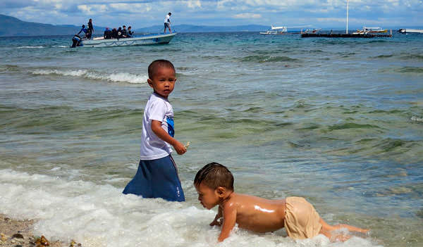 Дети играют на берегу острова Филиппин 