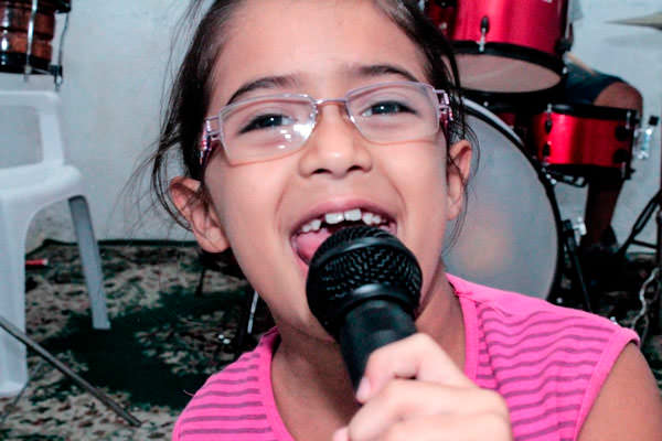 Девочка филиппинка поёт караоке 