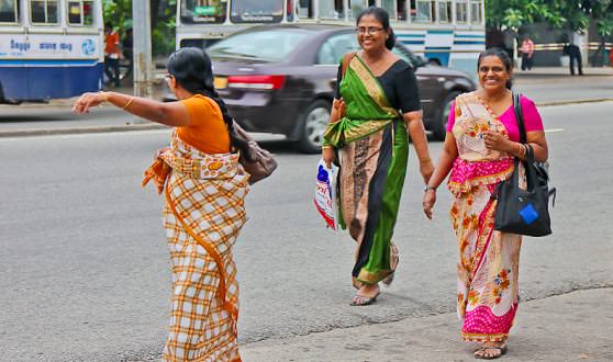 женщины в платьях на острове Шри-Ланка