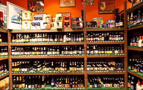 Много сортов пива в магазине Бельгии