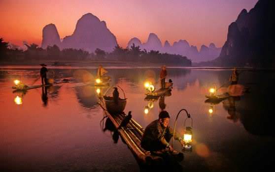 Красивый величавый Китай вечером в закате солнца