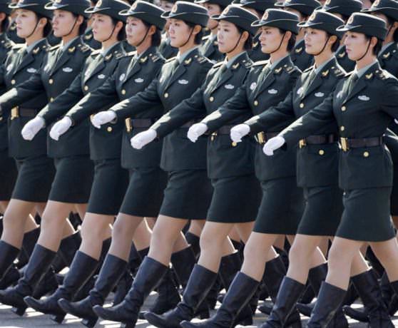 Китаянки солдаты маршируют