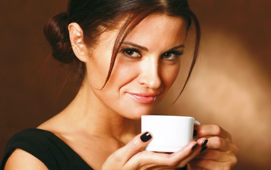 Девушка, жительница Новой Зеландии, пьет кофе