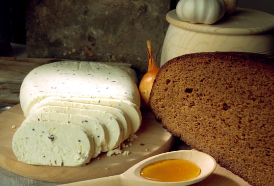 хлеб и сыры произведенные в Литве 