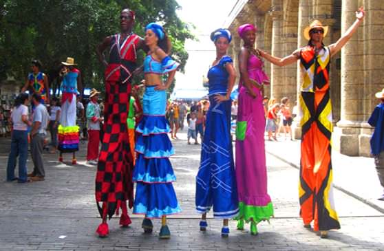 Жители Кубы в нарядных платьях
